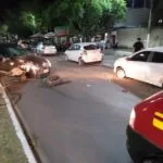 Carro em alta velocidade colide com veículos estacionados e deixa pessoas feridas.