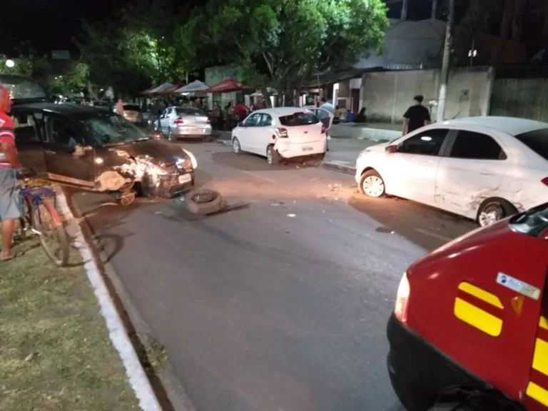 Carro em alta velocidade colide com veículos estacionados e deixa pessoas feridas.