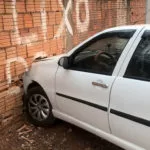 Mulher perde direção de veículo e bate em muro de casa no Cristo Redentor