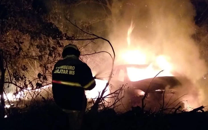 Leia mais sobre o artigo Após colisão entre veículos, motoristas fogem e abandonam carro em chamas no Anel Viário