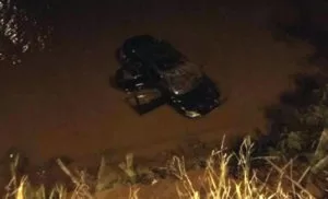 Leia mais sobre o artigo Carro com quatro passageiros cai em córrego de Campo Grande | vídeo
