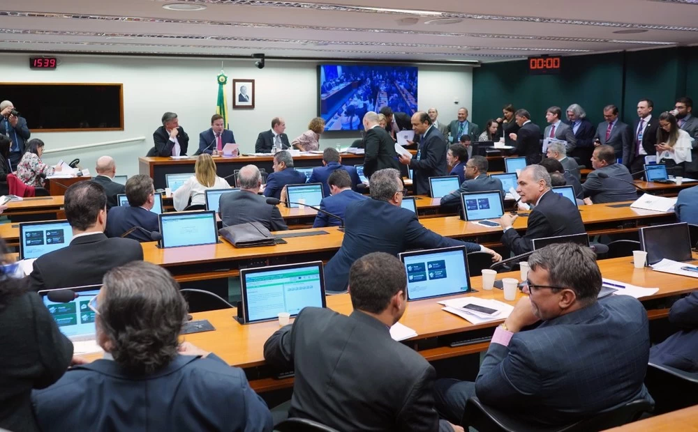 Leia mais sobre o artigo Comissão aprova projeto que remaneja orçamento do governo; Educação perde quase R$ 1 bilhão