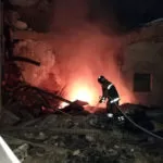 Escombros de loja destruída por fogo volta a registrar focos de incêndio no centro de Corumbá