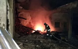 Leia mais sobre o artigo Escombros de loja destruída por fogo volta a registrar focos de incêndio no centro de Corumbá