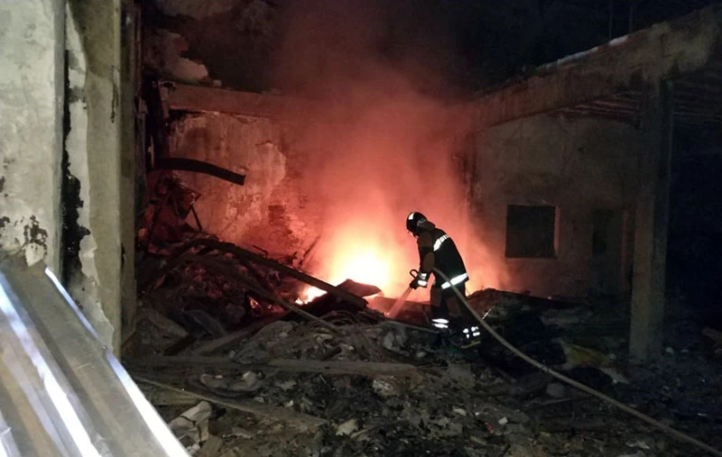 Você está visualizando atualmente Escombros de loja destruída por fogo volta a registrar focos de incêndio no centro de Corumbá