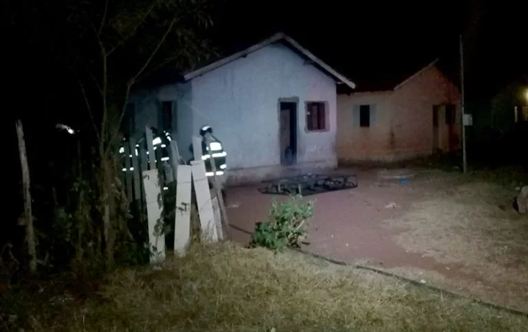 Após discutir com a mãe, jovem incendeia quarto de casa em Ladário