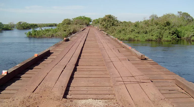 Trânsito na ponte sobre o Rio Negro é liberado parcialmente pela Agesul