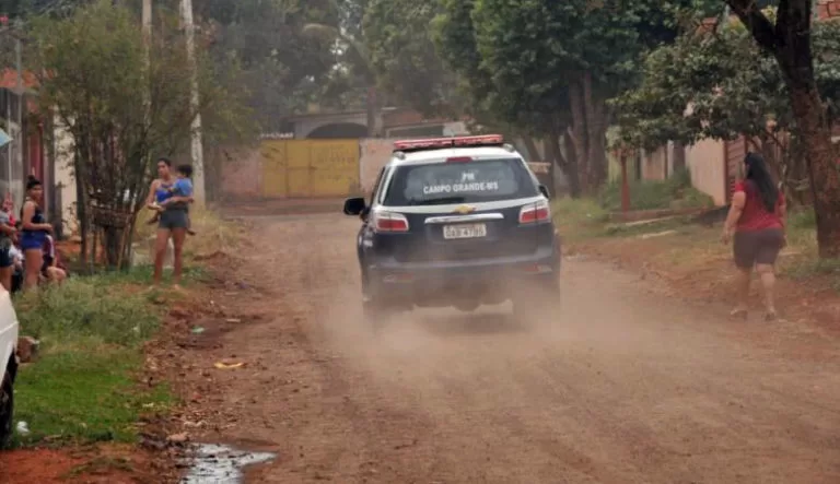 Idosa é esfaqueada no pescoço por bandido em tentativa de assalto em Campo Grande