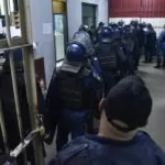 Membros do PCC expulsam policiais paraguaios de presídio durante pente-fino