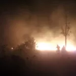 Bombeiros combatem incêndio que ameaçava área de abastecimento de aeroporto em Corumbá