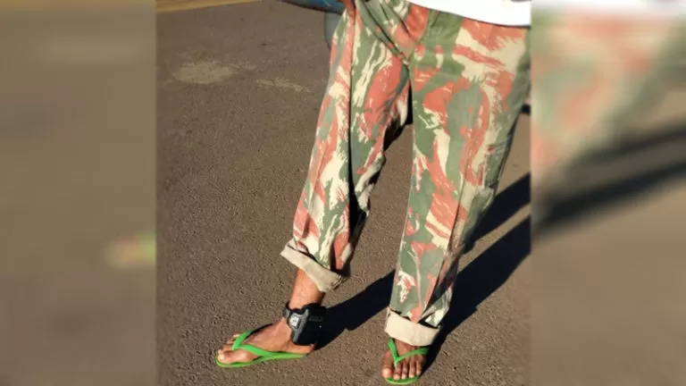 Homem tenta camuflar tornozeleira eletrônica usando farda da polícia e é preso em flagrante em MS