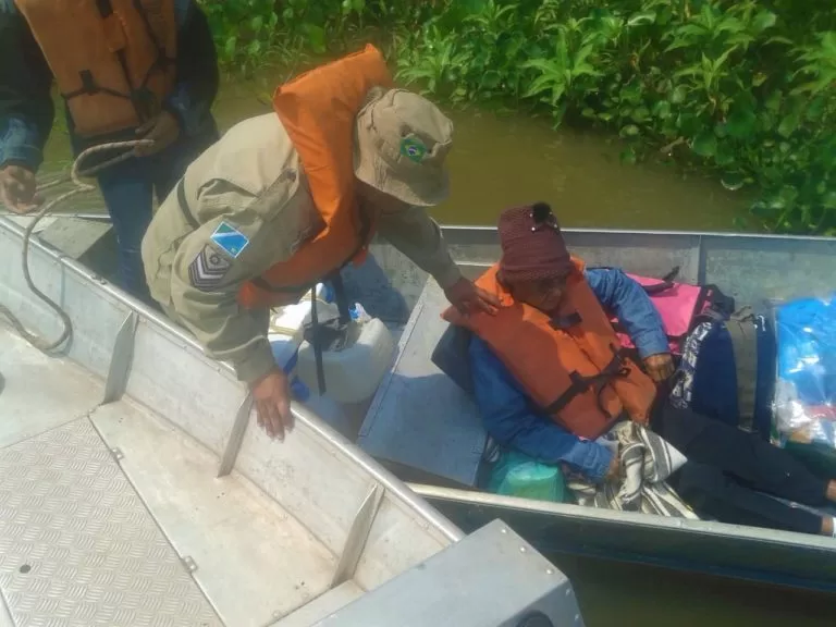 Ribeirinha é socorrida pelos Bombeiros na região do Paraguai-Mirim