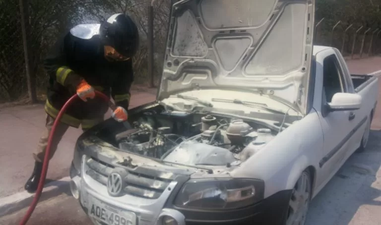 Bombeiros controlam incêndio em veículo na Avenida Rio Branco