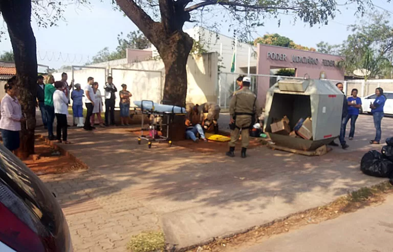 Mulher perde controle de motocicleta e colide em muro na parte alta de Corumbá