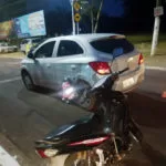 Mulher fica ferida após colidir motocicleta na traseira de veículo