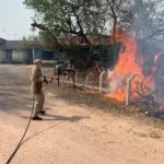 Bombeiros e Prevfogo combatem incêndio que ameaça chegar em posto de combustível na BR-262