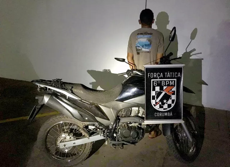 Em abordagem, PM apreende entorpecente e recupera moto furtada