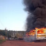 Ônibus escolar é destruído por incêndio pouco antes de transportar alunos em MS