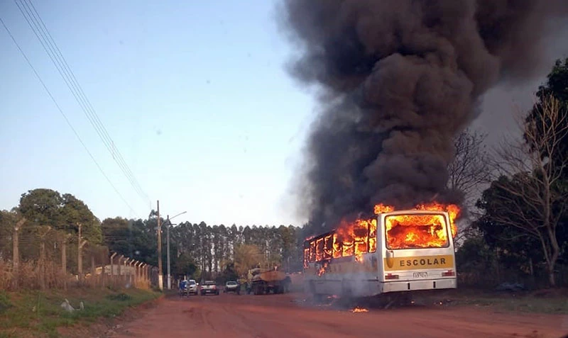 Você está visualizando atualmente Ônibus escolar é destruído por incêndio pouco antes de transportar alunos em MS