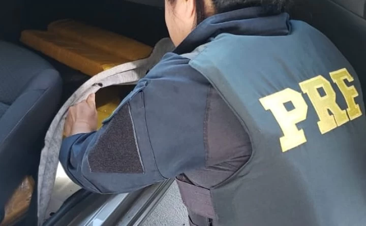 Leia mais sobre o artigo PRF apreende 53,6 kg de maconha e prende três em Ponta Porã (MS)