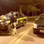 PRF prende casal de bolivianos flagrados transportando cocaína em fundo falso de carro