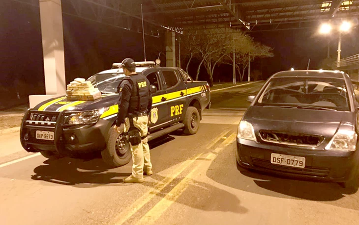 Você está visualizando atualmente PRF prende casal de bolivianos flagrados transportando cocaína em fundo falso de carro