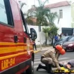 Mulher é atropelada por motocicleta no centro