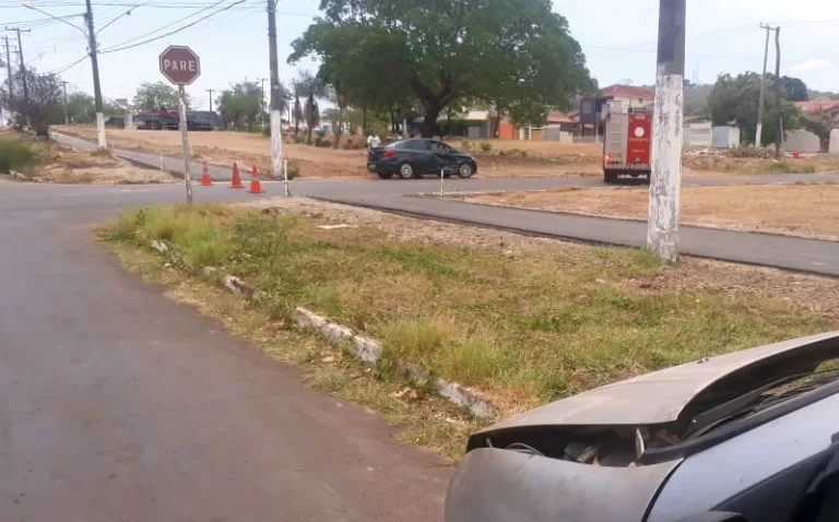 Cadeirante fica ferida em colisão entre automóveis no centro