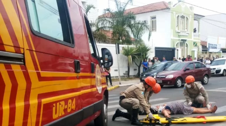 Mulher é atropelada por motocicleta no centro