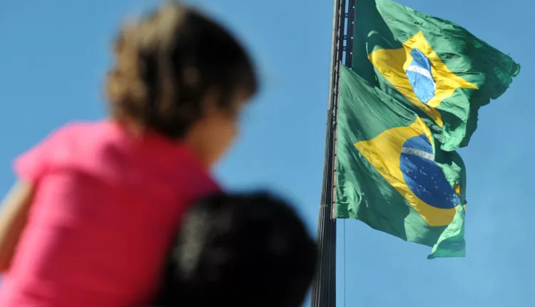 No momento, você está visualizando Sancionada lei que obriga escolas de MS a cantar hino e hastear bandeira