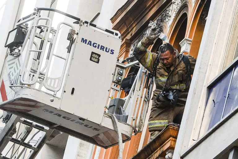 Três bombeiros morrem e 3 ficam feridos no combate a incêndio em boate no RJ