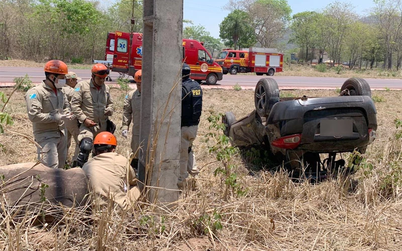 No momento, você está visualizando Vítima de capotamento na BR-262 é socorrida pelo Corpo de Bombeiros