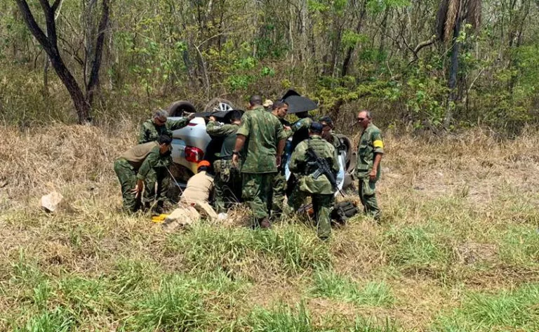 Veículo capota na BR-262 após condutora perder controle em curva