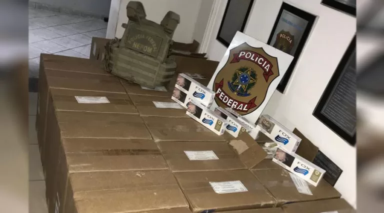 PF apreende lancha carregada com cigarro contrabandeado no Rio Paraguai