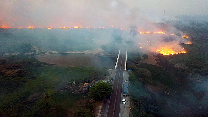 Leia mais sobre o artigo Queimadas já destruíram 50 mil hectares no Pantanal; força-tarefa usa aeronave no combate aos incêndios