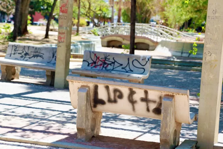 Praça histórica no coração de Corumbá sofre com ação de vândalos