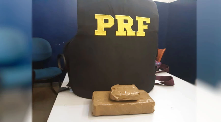 No momento, você está visualizando Em fiscalização de rotina PRF apreende mochila com droga dentro de ônibus