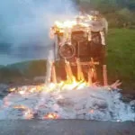 Ponte de madeira é destruída por incêndio no Pantanal | Vídeo