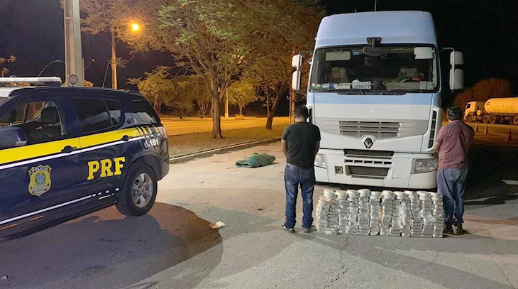 Você está visualizando atualmente Bolivianos são presos com 126 quilos de cocaína em caminhão carregado de sucata