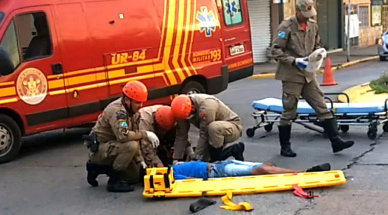 Acidente entre carro e moto deixa uma pessoa ferida no centro 