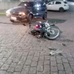 Duas pessoas ficam feridas em acidente entre carro e moto no centro