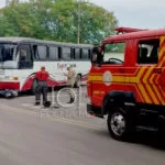 Motociclista tem pele do pé arrancada em colisão com ônibus