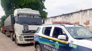 Leia mais sobre o artigo Carreta roubada em São Paulo é recuperada pela Polícia Militar em Corumbá