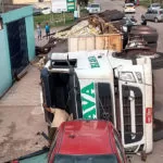 Carreta carregada com cerveja tomba no Anel Viário