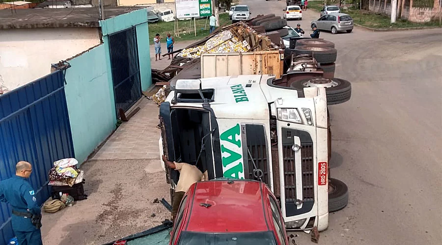 No momento, você está visualizando Carreta carregada com cerveja tomba no Anel Viário