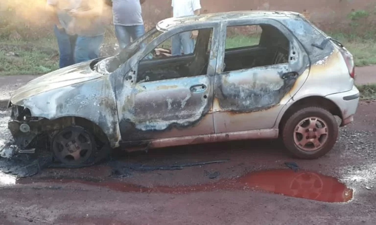 Em Ladário, bombeiros combatem incêndio que atingiu veículo