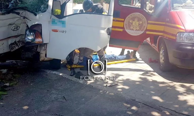 Motorista fica preso nas ferragens após direção travar e caminhão bater em árvore no centro  