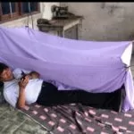 Evo posta foto deitado no chão em tenda improvisada antes de seguir para o México