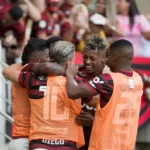 Flamengo atropela Corinthians no Maracanã e mantém distância do Palmeiras