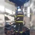 Bombeiros combatem incêndio em casa no bairro Nova Corumbá